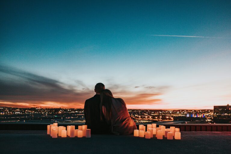 pareja sentada viendo el atardecer distanciada por el burnout